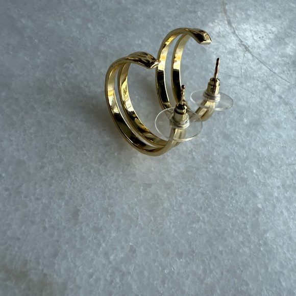 Elegant Kendra Scott Gold Hoop Earrings - Picture 2 of 4